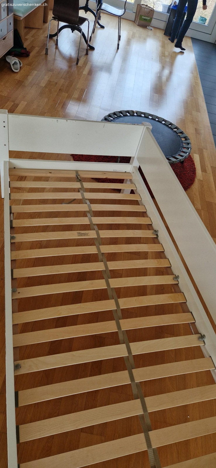 Flexa Bettgestell 90*200. Das gebrauchte Flexa Bettgestell ist ca. 6 Jahre alt und weist gebrauchspuren und Kleber Rückstände auf. Die Latten unten wurden verstärkt. Eine ungebrauchte Matraze kann mitgegeben werden