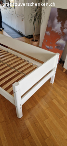 Flexa Bettgestell 90*200. Das gebrauchte Flexa Bettgestell ist ca. 6 Jahre alt und weist gebrauchspuren und Kleber Rückstände auf. Die Latten unten wurden verstärkt. Eine ungebrauchte Matraze kann mitgegeben werden