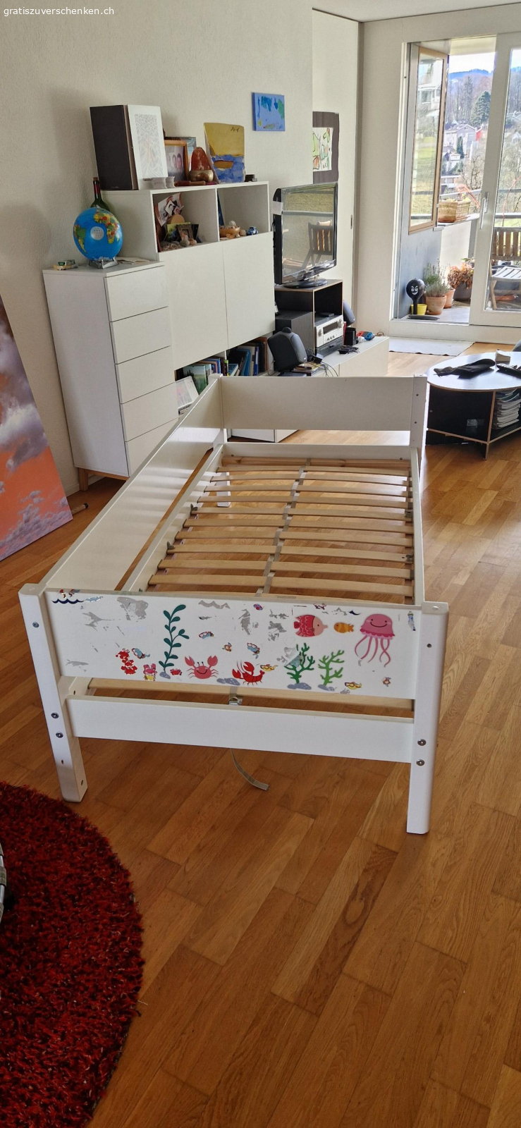 Flexa Bettgestell 90*200. Das gebrauchte Flexa Bettgestell ist ca. 6 Jahre alt und weist gebrauchspuren und Kleber Rückstände auf. Die Latten unten wurden verstärkt. Eine ungebrauchte Matraze kann mitgegeben werden