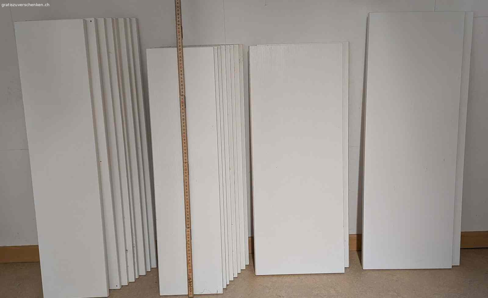 flexibles Stangen-Gestell mit vielen Tablaren. 5x2m hohe Stangen, Tablare in verschiedenen Breiten und Längen und die entsprechenden Befestigungswinkel.