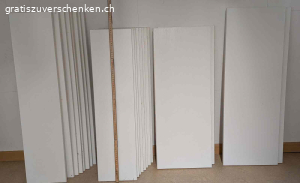 flexibles Stangen-Gestell mit vielen Tablaren. 5x2m hohe Stangen, Tablare in verschiedenen Breiten und Längen und die entsprechenden Befestigungswinkel.