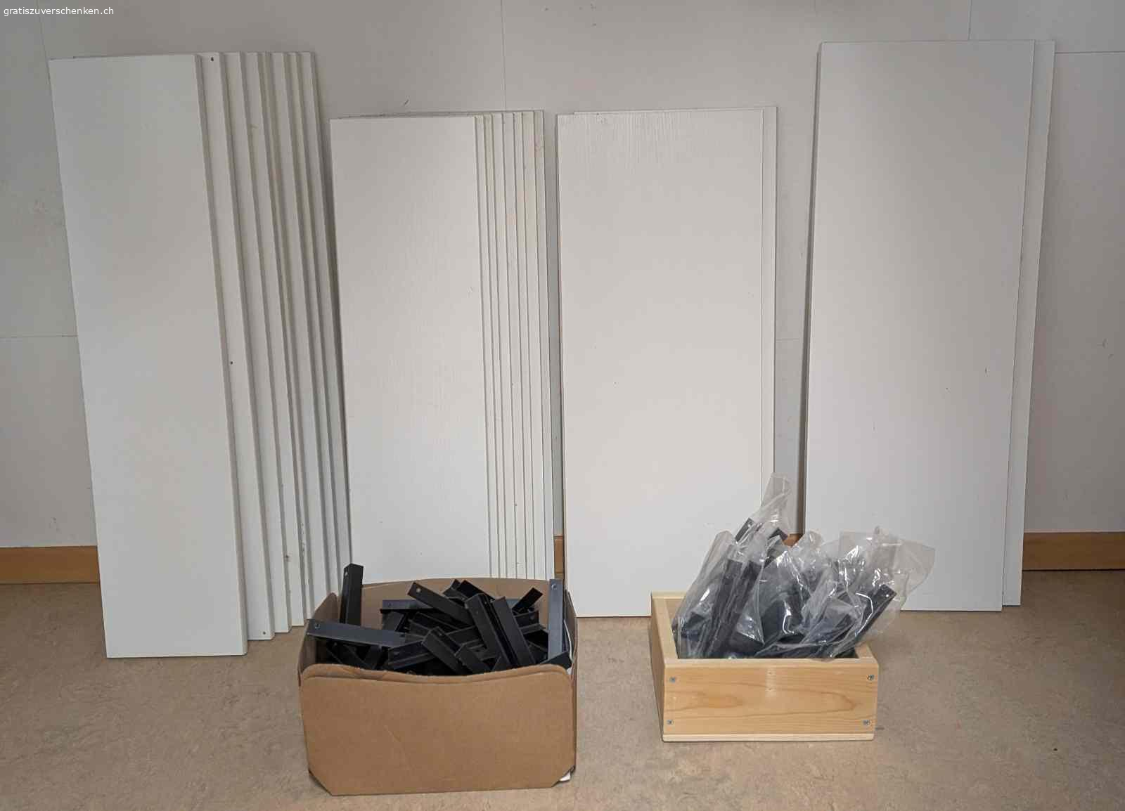 flexibles Stangen-Gestell mit vielen Tablaren. 5x2m hohe Stangen, Tablare in verschiedenen Breiten und Längen und die entsprechenden Befestigungswinkel.