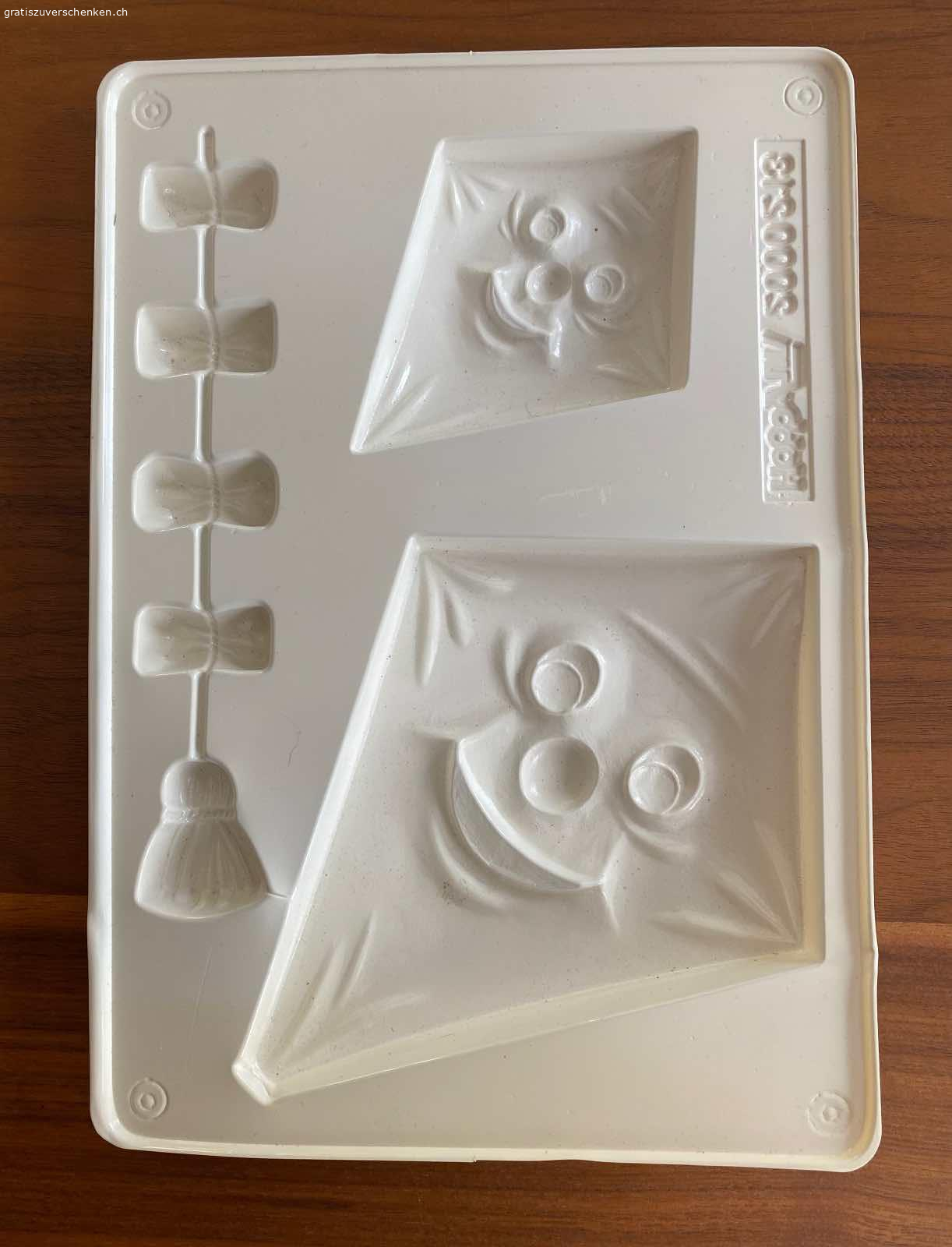 Form für Dekostecker (Reliefgiessen). Diagonale Länge des grösseren Drachen: ca. 17 cm
Der Kleine ca. 10 cm

Mit 5 Eingiesshülsen, an denen ein Holzstab eingesteckt werden kann.

Kontakt bitte per Mail, SMS oder WhatsApp 
Kein Anruf erwünscht.