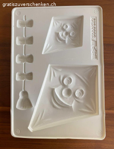 Form für Dekostecker (Reliefgiessen). Diagonale Länge des grösseren Drachen: ca. 17 cm
Der Kleine ca. 10 cm

Mit 5 Eingiesshülsen, an denen ein Holzstab eingesteckt werden kann.

Kontakt bitte per Mail, SMS oder WhatsApp 
Kein Anruf erwünscht.