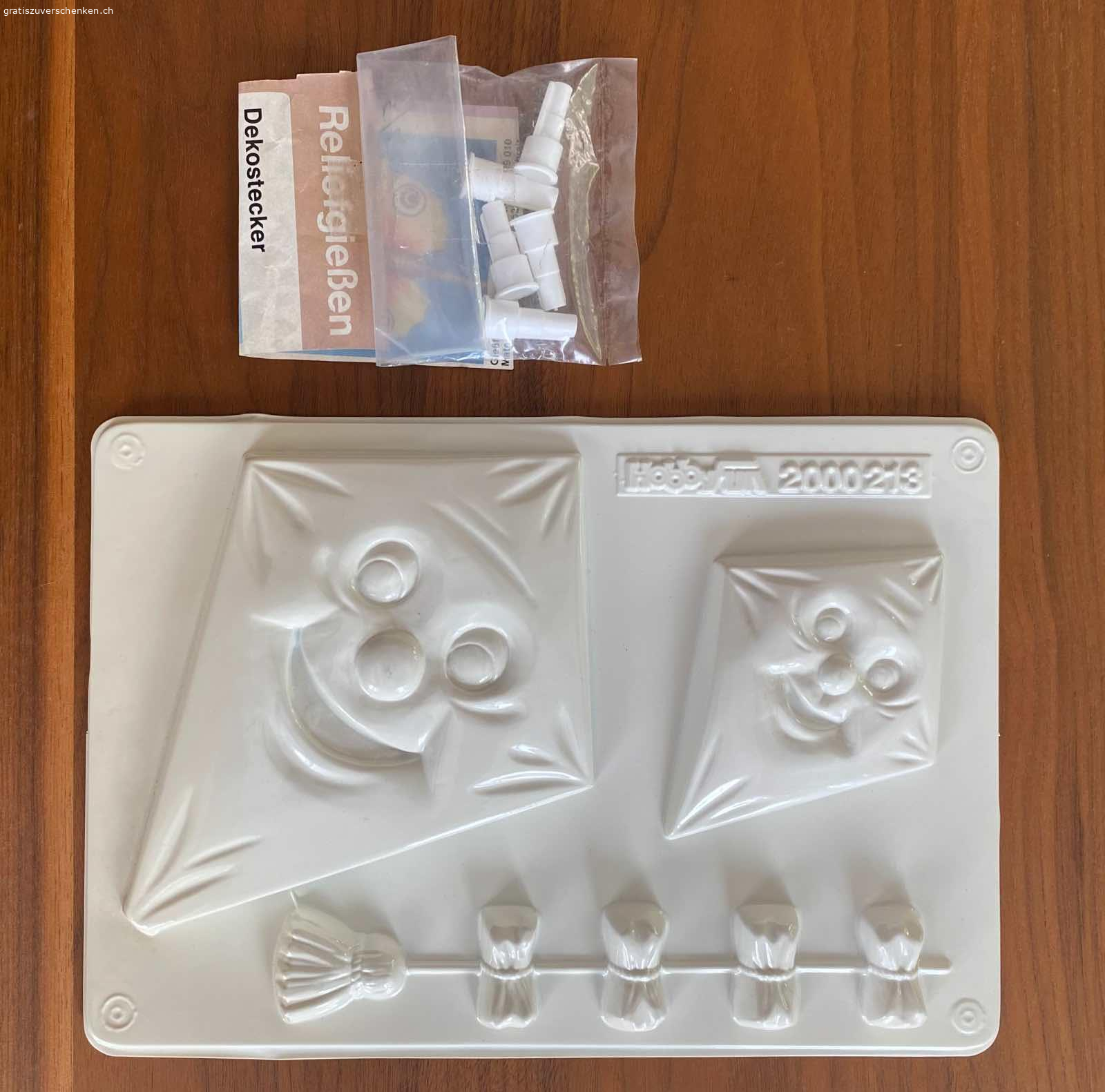 Form für Dekostecker (Reliefgiessen). Diagonale Länge des grösseren Drachen: ca. 17 cm
Der Kleine ca. 10 cm

Mit 5 Eingiesshülsen, an denen ein Holzstab eingesteckt werden kann.

Kontakt bitte per Mail, SMS oder WhatsApp 
Kein Anruf erwünscht.