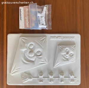 Form für Dekostecker (Reliefgiessen). Diagonale Länge des grösseren Drachen: ca. 17 cm
Der Kleine ca. 10 cm

Mit 5 Eingiesshülsen, an denen ein Holzstab eingesteckt werden kann.

Kontakt bitte per Mail, SMS oder WhatsApp 
Kein Anruf erwünscht.