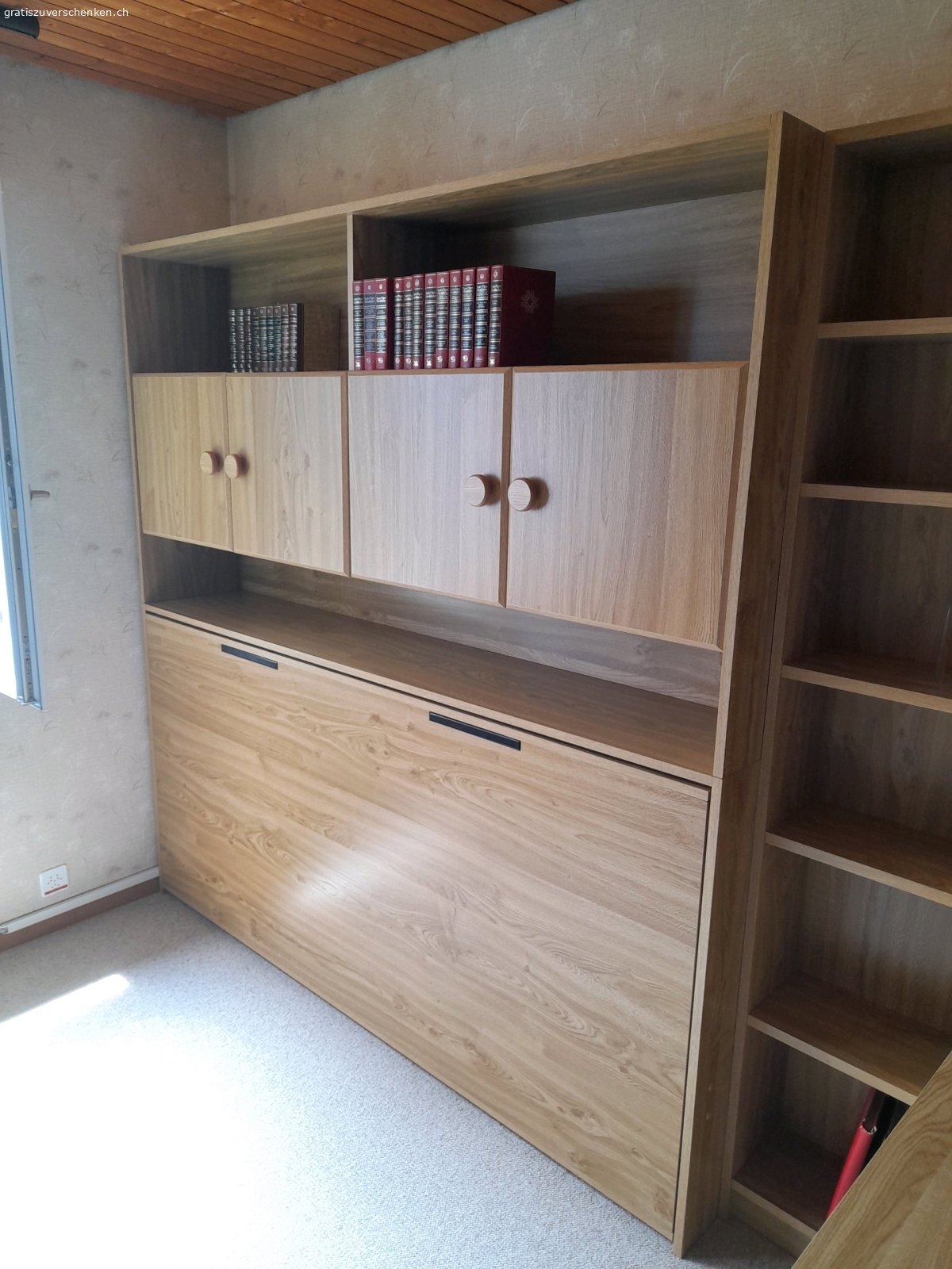 Gästezimmer mit Schrankbett. das Gästezimmer ist sehr gepflegt und wurde nur selten für die Grosskinder benutzt. 
es ist jederzeit abholbar. allfällig auch nur Einzelteile davon, falls sich niemand fürs ganze interessiert. Es steht in einem.Vorort von Basel. Nichtraucherhaushalt ohne Tiere
Die Strasse in der Ortsangabe ist falsch. das System macht leider was es will!