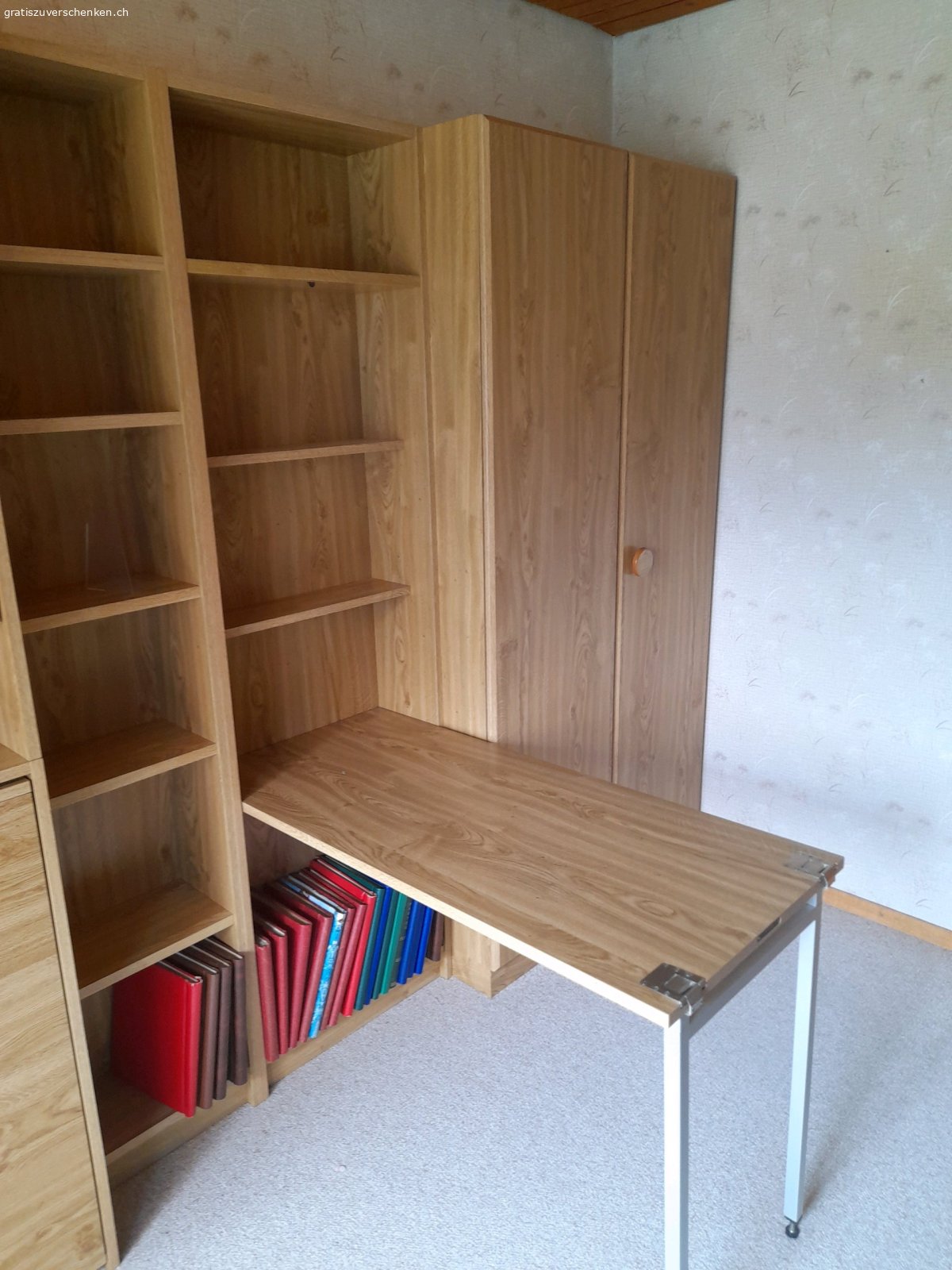 Gästezimmer mit Schrankbett. das Gästezimmer ist sehr gepflegt und wurde nur selten für die Grosskinder benutzt. 
es ist jederzeit abholbar. allfällig auch nur Einzelteile davon, falls sich niemand fürs ganze interessiert. Es steht in einem.Vorort von Basel. Nichtraucherhaushalt ohne Tiere
Die Strasse in der Ortsangabe ist falsch. das System macht leider was es will!