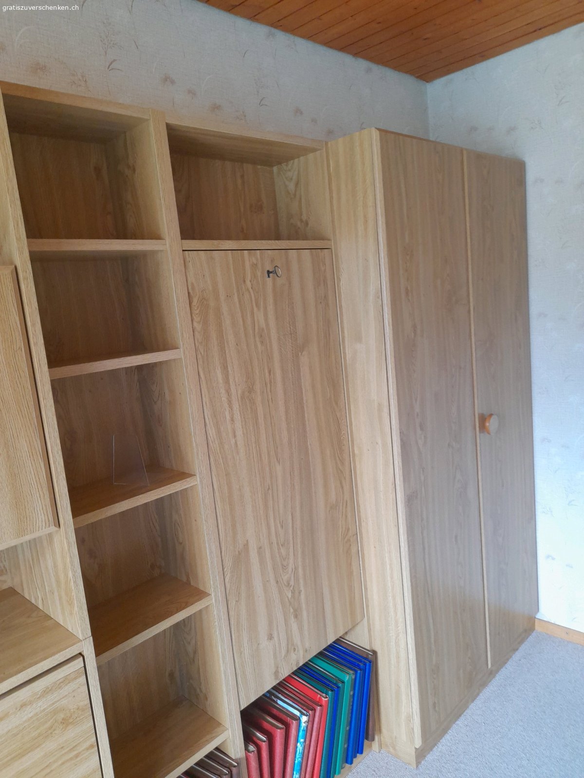 Gästezimmer Möbel. ein komplettes Gästezimmer kann so rasch wie möglich abgeholt werden.
Wohnwand plus Schrankbett mit Nachttischlämpli, einklappbarem Tisch, plus Schreibtischstuhl. falls sich niemand fürs Ganze meldet, geben wir es auch einzeln weiter. selten gebraucht und gepflegt. Rauch- und Tierfreier Haushalt