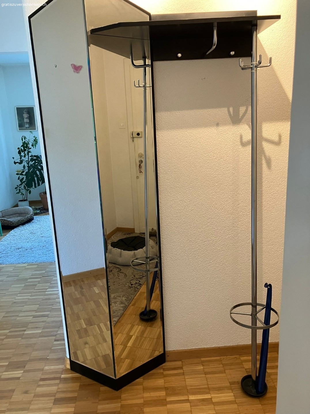 Garderobe mit Spiegel. Spiegel auf zwei Seirem