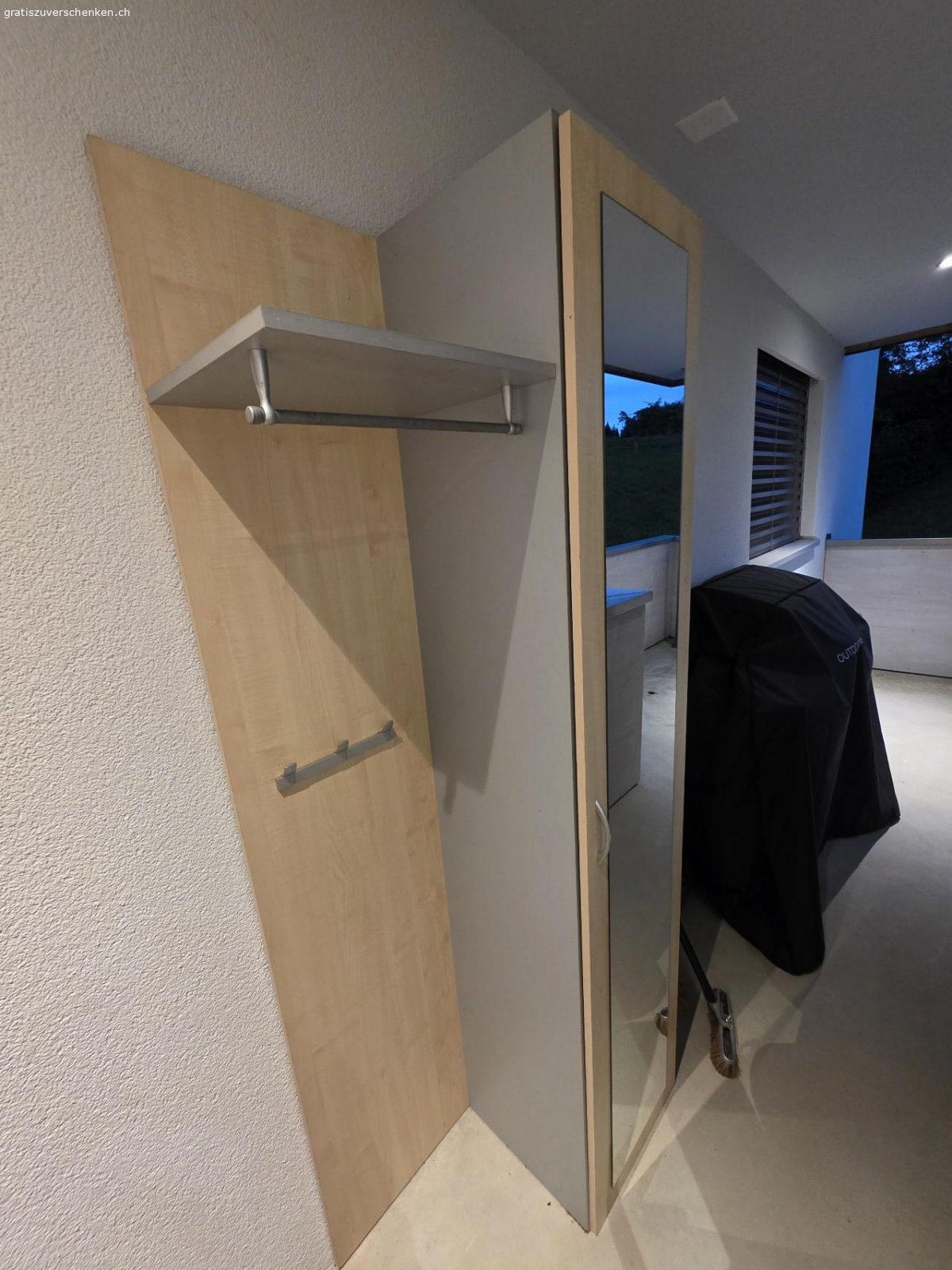 Garderobe. Die Masse sind 
l:80cm
b:40cm
h:200cm