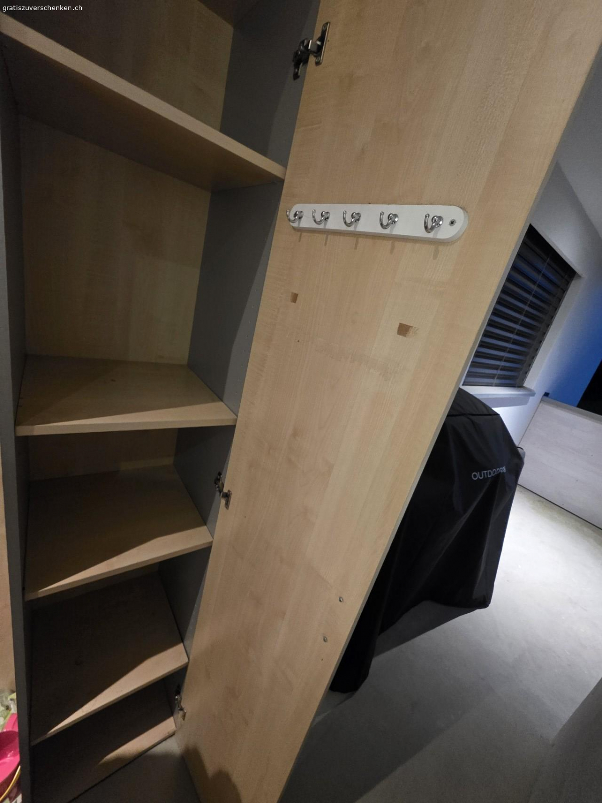 Garderobe. Die Masse sind 
l:80cm
b:40cm
h:200cm