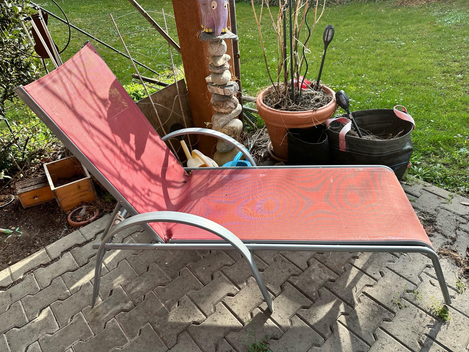 garten Liege. schon etwas alter aber immer noch gut. mit kissen zu verschenken