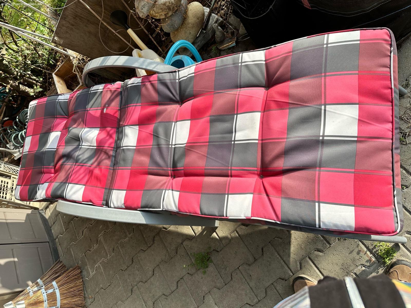 garten Liege. schon etwas alter aber immer noch gut. mit kissen zu verschenken