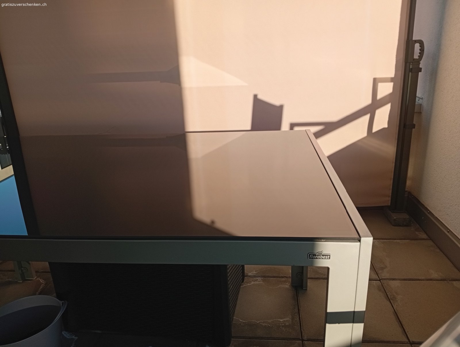 Garten- Tisch. Gartentisch aus Metall, Platte aus Glas anthrazit.
Grösse Oberfläche: 145cm x 92cm Tischhöhe: 74 cm
3 Stühle dazu mit Polster.