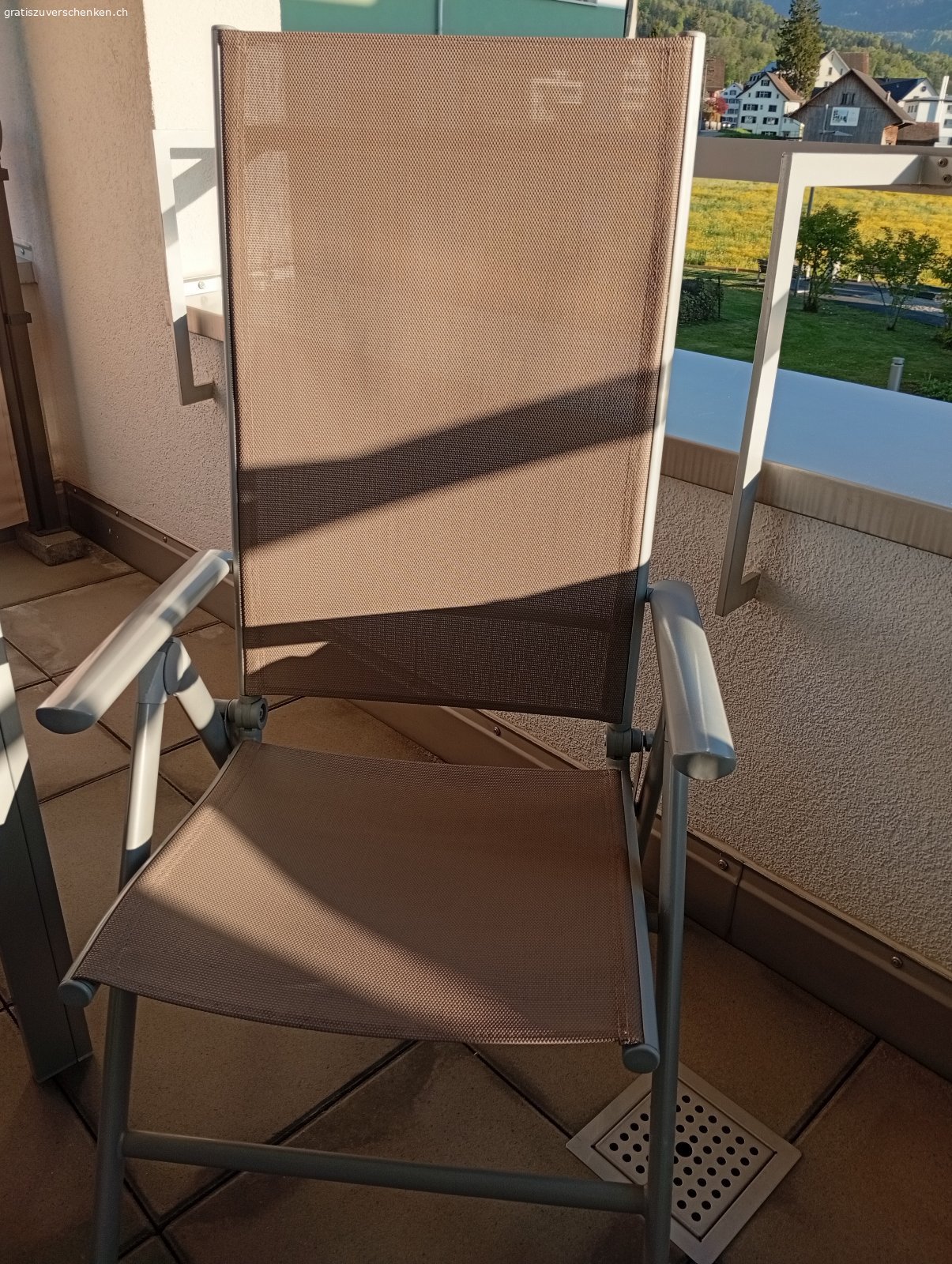 Garten- Tisch. Gartentisch aus Metall, Platte aus Glas anthrazit.
Grösse Oberfläche: 145cm x 92cm Tischhöhe: 74 cm
3 Stühle dazu mit Polster.