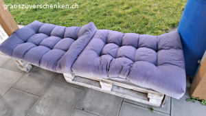 Gartenlounge Paletten Lounge. 2× Gartenlounge weiss lasiert inklusive blaue Palettenkissen (du kannst natürlich auch nur die Paletten sitz Lounge mitnehmen, ohne die Kissen, ganz wie du willst;)

1 Paletten Lounge mitnehmen oder beide, wie du willst..