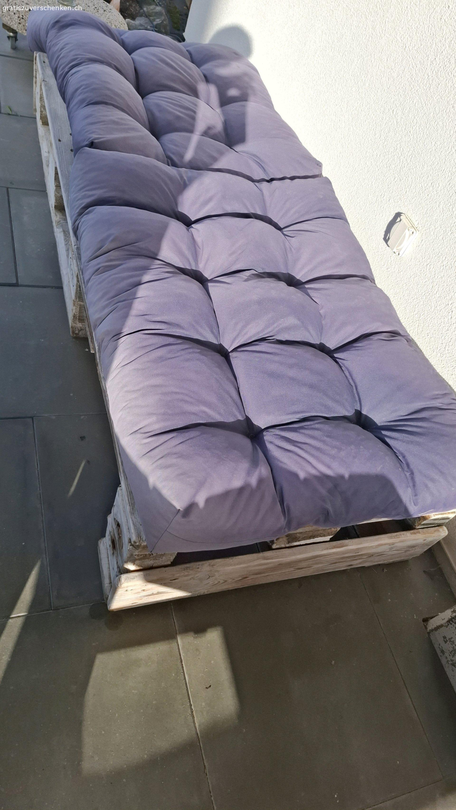 Gartenlounge Paletten Lounge. 2× Gartenlounge weiss lasiert inklusive blaue Palettenkissen (du kannst natürlich auch nur die Paletten sitz Lounge mitnehmen, ohne die Kissen, ganz wie du willst;)

1 Paletten Lounge mitnehmen oder beide, wie du willst..