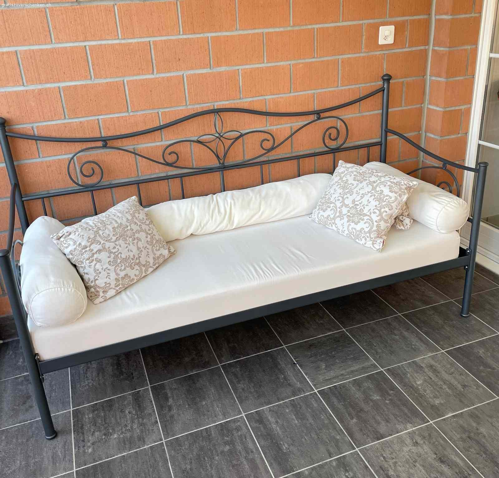 Gartenlounge. Gratis gebe ich eine elegante Gartenlounge weiter. Der Sofarahmen ist anthrazitfarben  legiert.  Matratze, Kissen und Nackenrolle sind inbegriffen. Nach Absprache abzuholen in Engelburg SG.