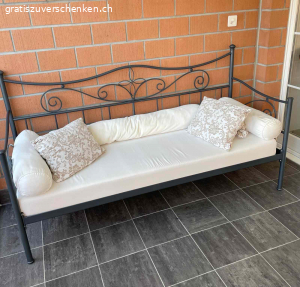 Gartenlounge. Gratis gebe ich eine elegante Gartenlounge weiter. Der Sofarahmen ist anthrazitfarben  legiert.  Matratze, Kissen und Nackenrolle sind inbegriffen. Nach Absprache abzuholen in Engelburg SG.