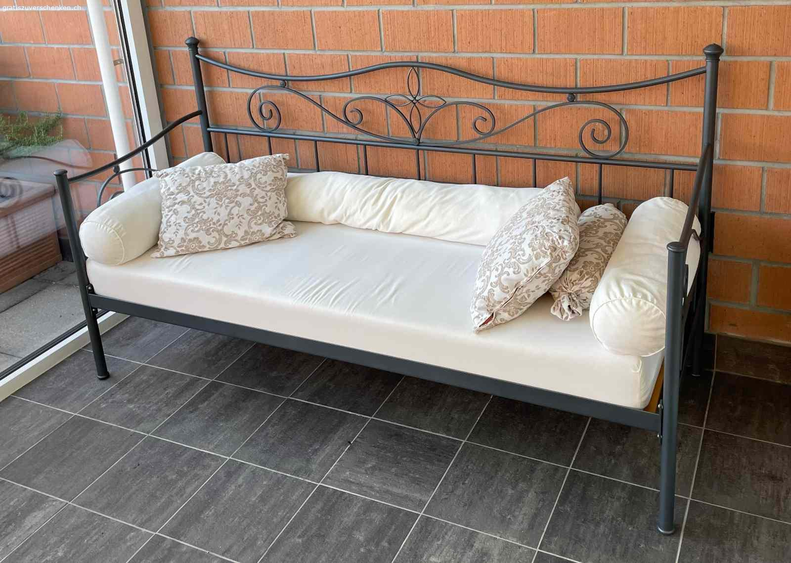 Gartenlounge. Gratis gebe ich eine elegante Gartenlounge weiter. Der Sofarahmen ist anthrazitfarben  legiert.  Matratze, Kissen und Nackenrolle sind inbegriffen. Nach Absprache abzuholen in Engelburg SG.