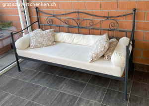 Gartenlounge. Gratis gebe ich eine elegante Gartenlounge weiter. Der Sofarahmen ist anthrazitfarben  legiert.  Matratze, Kissen und Nackenrolle sind inbegriffen. Nach Absprache abzuholen in Engelburg SG.