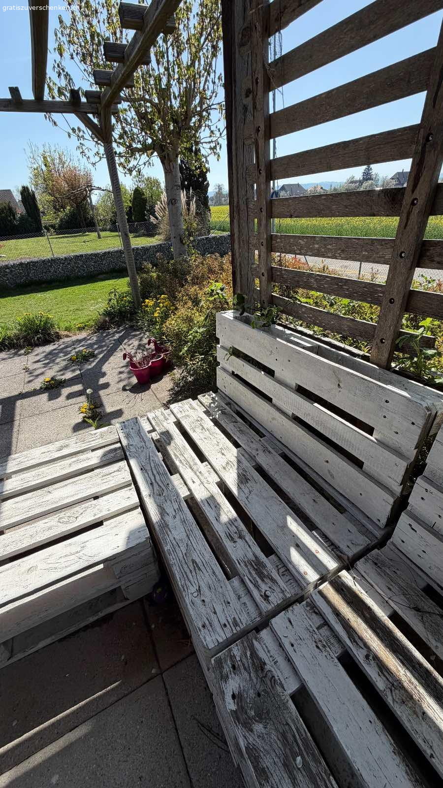 Gartenlounge. Gartenlounge aus Palleten. Muss neu gestrichen werden, sonst einwandfrei. Einigen Kissen hat es auch noch.