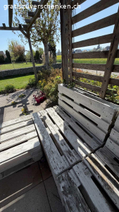 Gartenlounge. Gartenlounge aus Palleten. Muss neu gestrichen werden, sonst einwandfrei. Einigen Kissen hat es auch noch.