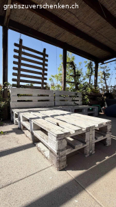 Gartenlounge. Gartenlounge aus Palleten. Muss neu gestrichen werden, sonst einwandfrei. Einigen Kissen hat es auch noch.