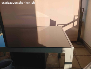 Gartenmöbel_set. Glastisch dunkelgrau für Balkon oder Sitzplatz. Gestell Aluminium.
Grösse Oberfläche: 145cm x 92cm Tischhöhe: 74 cm
Dazu 3 Hochlehner-Stühle (Farbe taupe) verstellbar, mit roten Polsterauflagen.
Alles in sehr gutem Zustand. Abzuholen in Benken SG.
