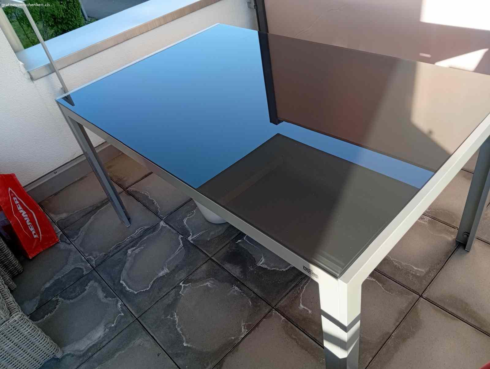 Gartenmöbel_set. Glastisch dunkelgrau für Balkon oder Sitzplatz. Gestell Aluminium.
Grösse Oberfläche: 145cm x 92cm Tischhöhe: 74 cm
Dazu 3 Hochlehner-Stühle (Farbe taupe) verstellbar, mit roten Polsterauflagen.
Alles in sehr gutem Zustand. Abzuholen in Benken SG.