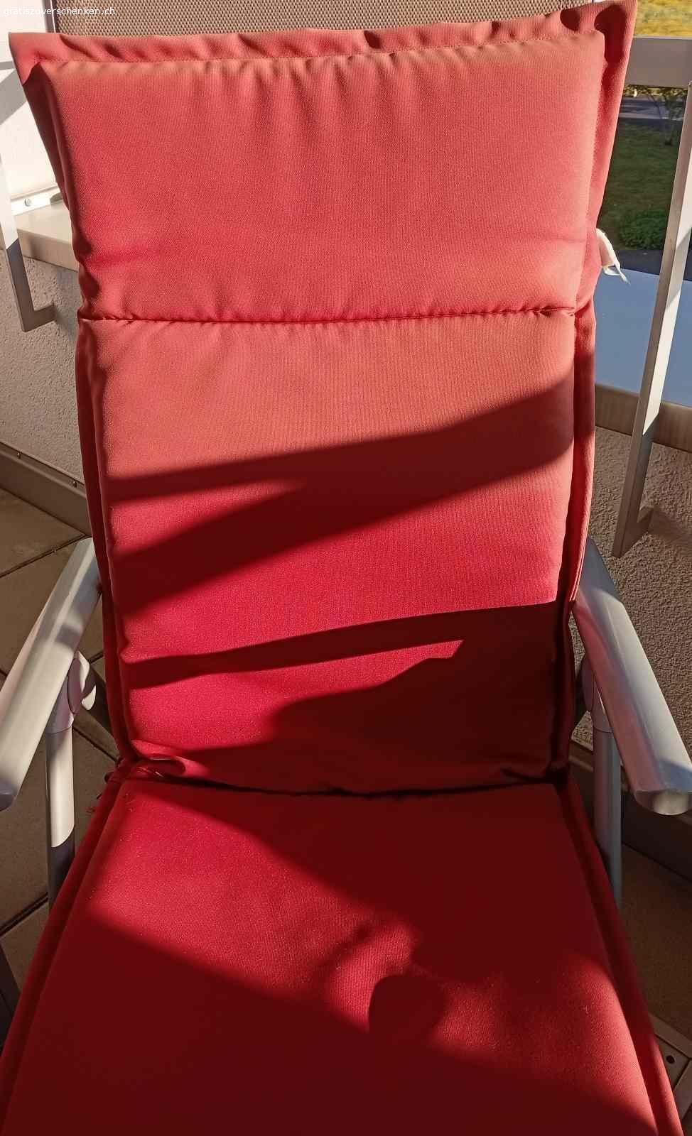 Gartenmöbel_set. Glastisch dunkelgrau für Balkon oder Sitzplatz. Gestell Aluminium.
Grösse Oberfläche: 145cm x 92cm Tischhöhe: 74 cm
Dazu 3 Hochlehner-Stühle (Farbe taupe) verstellbar, mit roten Polsterauflagen.
Alles in sehr gutem Zustand. Abzuholen in Benken SG.