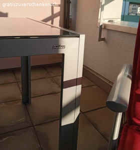 Gartenmöbel_set. Glastisch dunkelgrau für Balkon oder Sitzplatz. Gestell Aluminium.
Grösse Oberfläche: 145cm x 92cm Tischhöhe: 74 cm
Dazu 3 Hochlehner-Stühle (Farbe taupe) verstellbar, mit roten Polsterauflagen.
Alles in sehr gutem Zustand. Abzuholen in Benken SG.