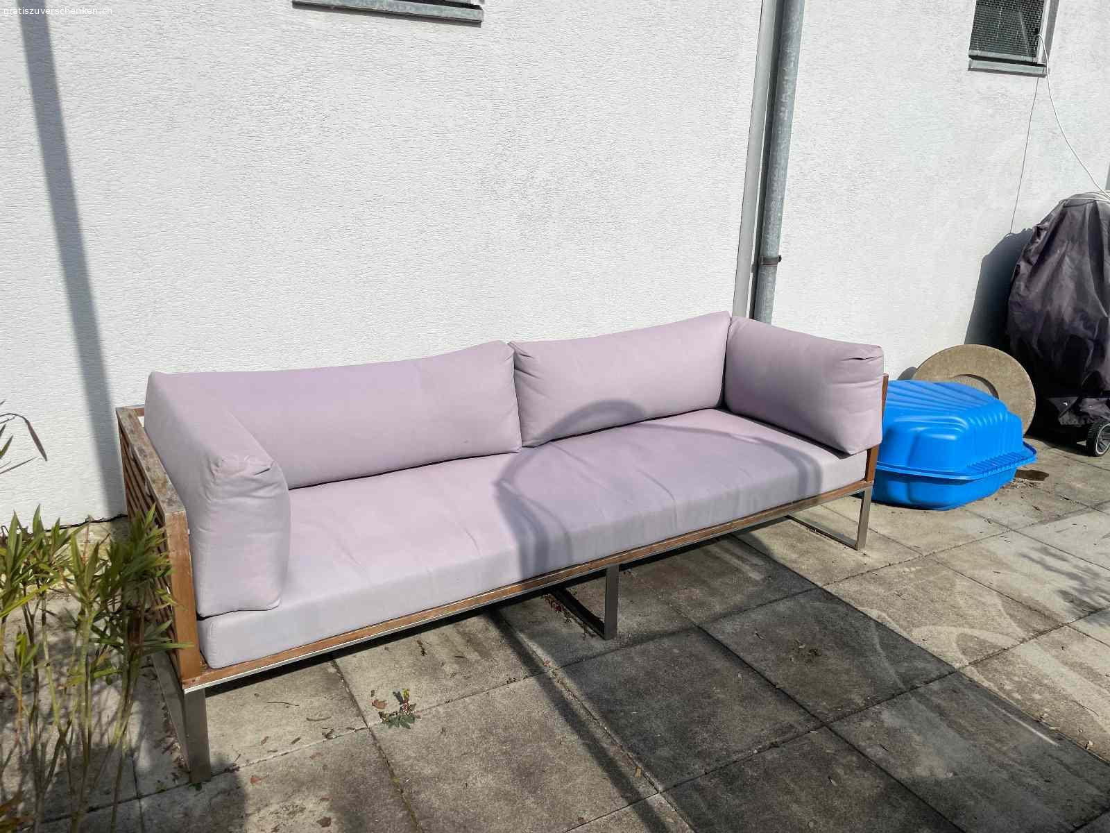 Gartensofa. Masse: 2.25 m breit, 77 cm tief, 65 cm hoch. Das Sofa ist grosszügig und bequem. Das Gestell ist aus Holz und Metall (Holz etwas verwittert). Die Kissen wurden bei Nichtgebrauch im Inneren aufbewahrt. Die Bezüge sind abnehmbar (z.B. zum waschen). Muss in Nussbaumen abgeholt werden