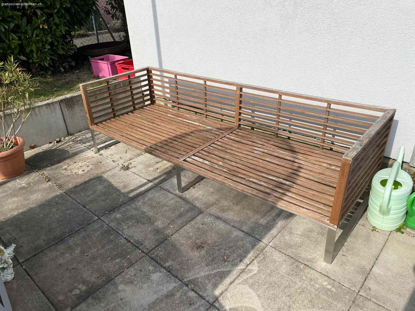 Gartensofa. Masse: 2.25 m breit, 77 cm tief, 65 cm hoch. Das Sofa ist grosszügig und bequem. Das Gestell ist aus Holz und Metall (Holz etwas verwittert). Die Kissen wurden bei Nichtgebrauch im Inneren aufbewahrt. Die Bezüge sind abnehmbar (z.B. zum waschen). Muss in Nussbaumen abgeholt werden