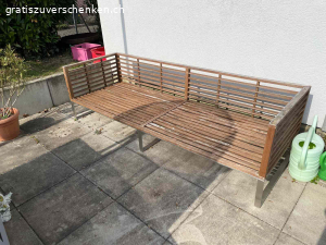 Gartensofa. Masse: 2.25 m breit, 77 cm tief, 65 cm hoch. Das Sofa ist grosszügig und bequem. Das Gestell ist aus Holz und Metall (Holz etwas verwittert). Die Kissen wurden bei Nichtgebrauch im Inneren aufbewahrt. Die Bezüge sind abnehmbar (z.B. zum waschen). Muss in Nussbaumen abgeholt werden