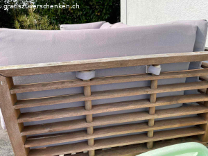 Gartensofa. Masse: 2.25 m breit, 77 cm tief, 65 cm hoch. Das Sofa ist grosszügig und bequem. Das Gestell ist aus Holz und Metall (Holz etwas verwittert). Die Kissen wurden bei Nichtgebrauch im Inneren aufbewahrt. Die Bezüge sind abnehmbar (z.B. zum waschen). Muss in Nussbaumen abgeholt werden