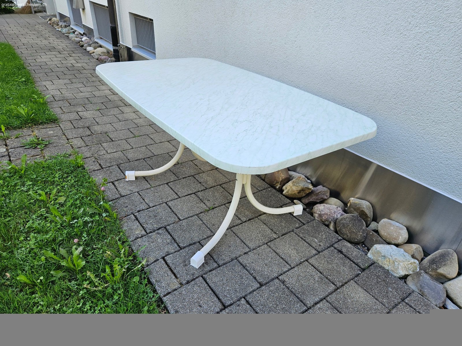 Gartentisch 90x155 cm. Gebrauchter Gartentisch zu verschenken. Zustand okay, siehe Fotos.

Muss abgeholt werden.

Wasserschöpfi 53
8055 Zürich