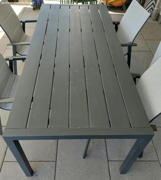 Gartentisch aus Metall zu verschenken