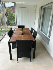 Gartentisch inkl. 8 Stühle zu verschenken