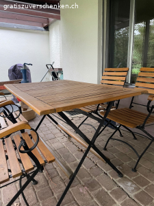 Gartentisch und Stühle