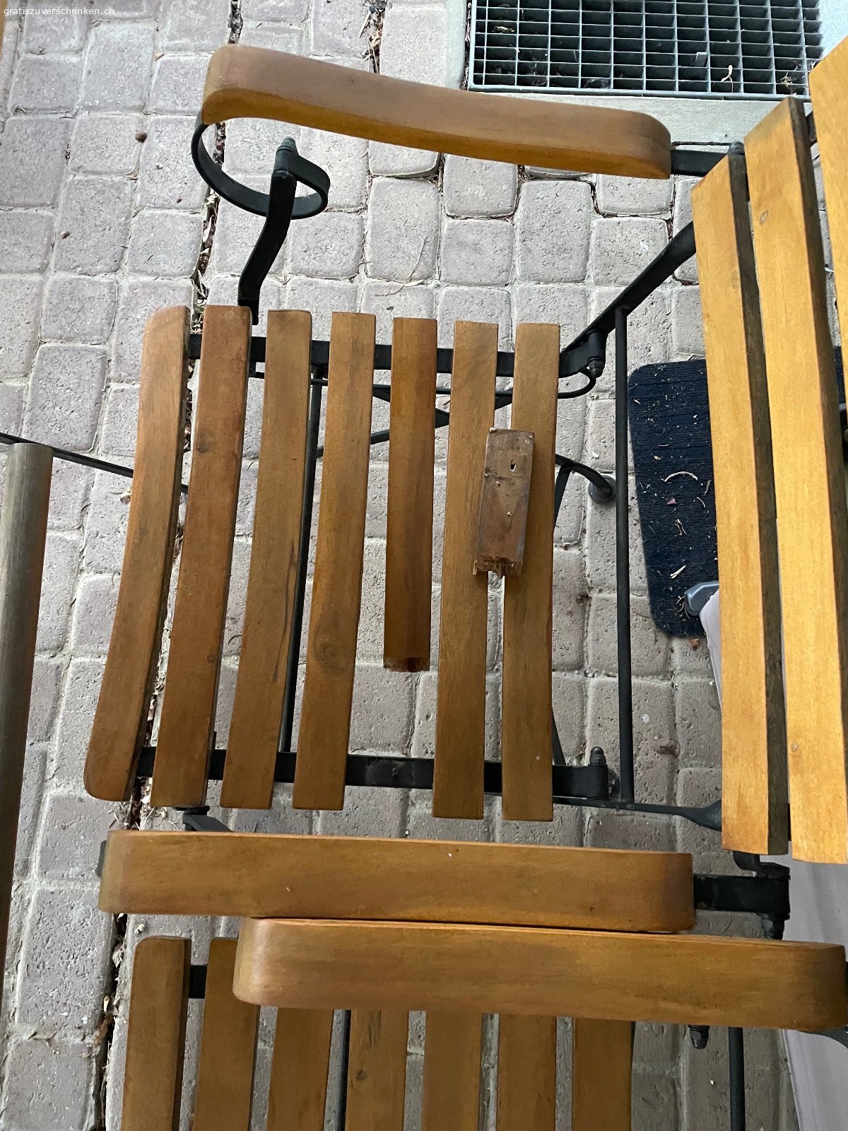 Gartentisch und Stühle. Bei einem der 4 Stühle ist eine Holzlatte gebrochen (siehe Fotos)