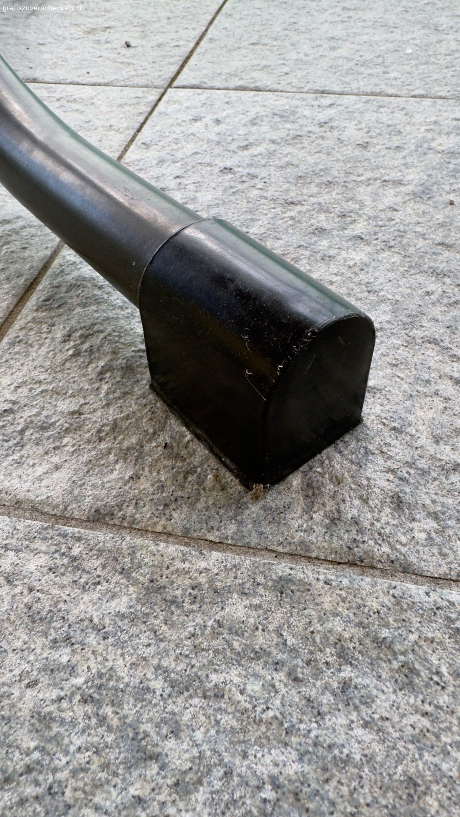 Gartentisch zu verschenken, stabil. Stabiler Gartentisch mit robuster Tischplatte in Stein-/Granitoptik und Metallgestell. Ideal für Balkon, Terrasse oder Garten.

Details:

Ovale Tischplatte
Wetterfestes Metallgestell
Stabil und funktionstüchtig

Mass: 
Länge 145 cm
Breite 92 cm
Höhe 72 cm

Gebrauchsspuren vorhanden: Eine Fussabdeckung (Kunststoffkappe) fehlt (siehe Foto). Der Tisch steht dennoch stabil. Es kommen 3 weisse Gartenstühle dazu.

Abholung:
Dietikon
Nur Abholung, kein Versand.

Bei Interesse einfach melden.