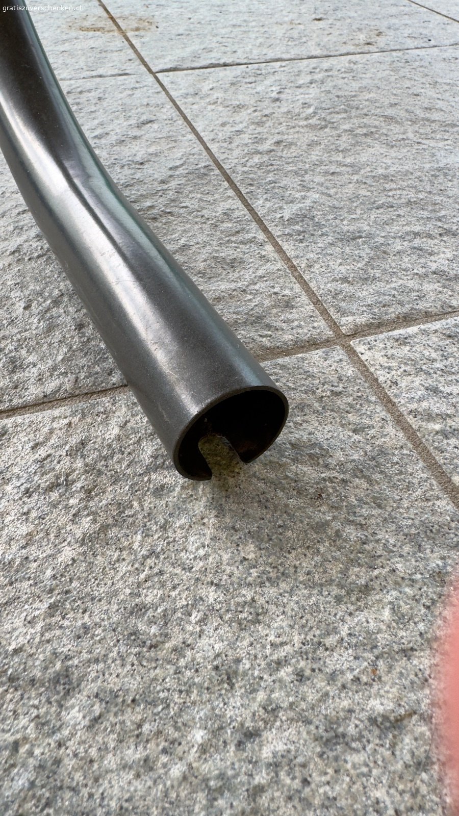Gartentisch zu verschenken, stabil. Stabiler Gartentisch mit robuster Tischplatte in Stein-/Granitoptik und Metallgestell. Ideal für Balkon, Terrasse oder Garten.

Details:

Ovale Tischplatte
Wetterfestes Metallgestell
Stabil und funktionstüchtig

Mass: 
Länge 145 cm
Breite 92 cm
Höhe 72 cm

Gebrauchsspuren vorhanden: Eine Fussabdeckung (Kunststoffkappe) fehlt (siehe Foto). Der Tisch steht dennoch stabil. Es kommen 3 weisse Gartenstühle dazu.

Abholung:
Dietikon
Nur Abholung, kein Versand.

Bei Interesse einfach melden.