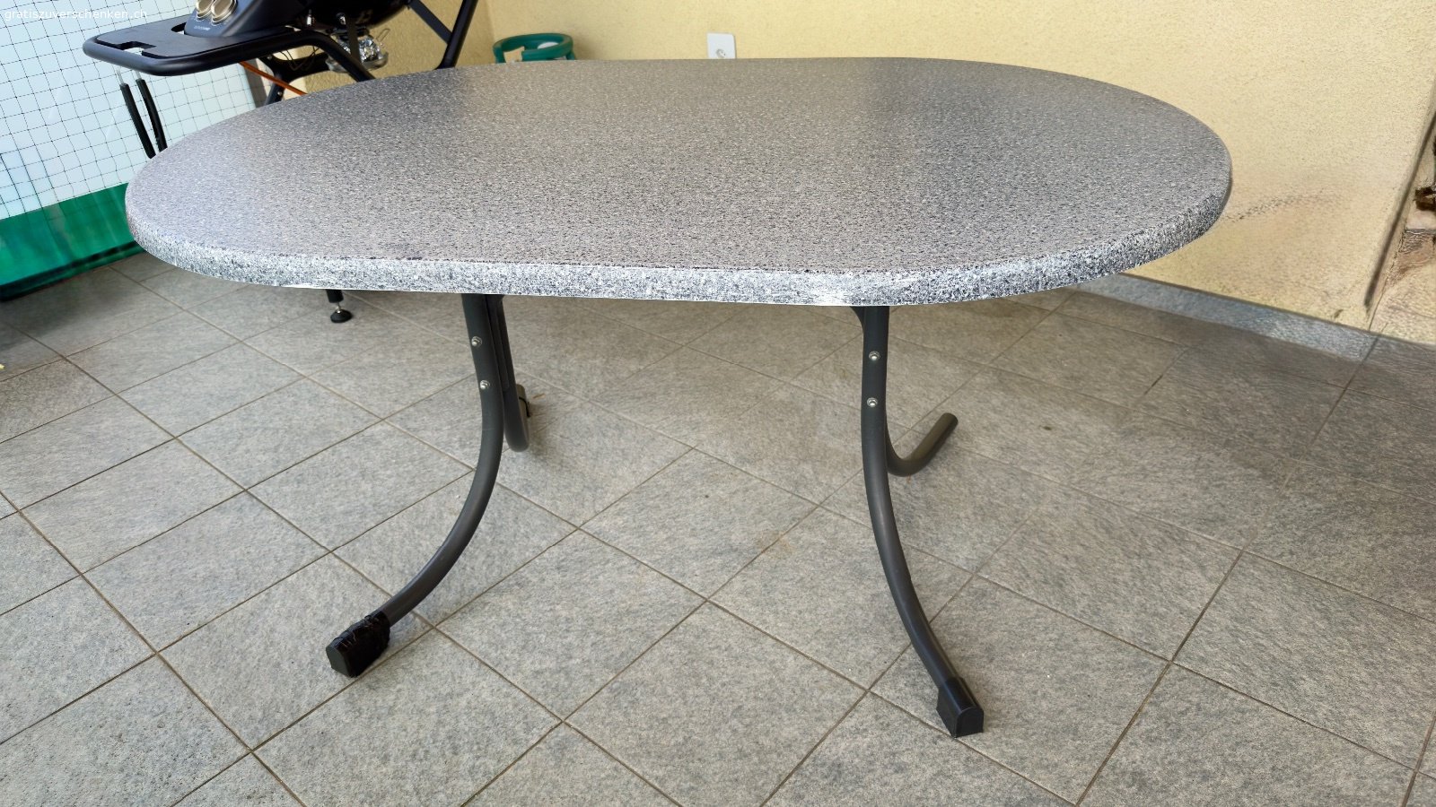 Gartentisch zu verschenken, stabil. Stabiler Gartentisch mit robuster Tischplatte in Stein-/Granitoptik und Metallgestell. Ideal für Balkon, Terrasse oder Garten.

Details:

Ovale Tischplatte
Wetterfestes Metallgestell
Stabil und funktionstüchtig

Mass: 
Länge 145 cm
Breite 92 cm
Höhe 72 cm

Gebrauchsspuren vorhanden: Eine Fussabdeckung (Kunststoffkappe) fehlt (siehe Foto). Der Tisch steht dennoch stabil. Es kommen 3 weisse Gartenstühle dazu.

Abholung:
Dietikon
Nur Abholung, kein Versand.

Bei Interesse einfach melden.