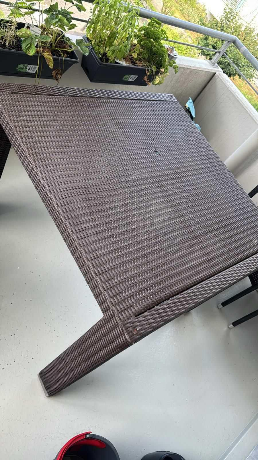 Gartentisch zum Verschenken. Ich verschenke einen Gartentisch Gratis
Ist in einem guten zustand hatt aber ein kleines brandloch auf dem Tisch man sieht es auf dem Bild.
Man muss den Tisch selber abholen wenn jemand intressiert ist schreibt mich an:)