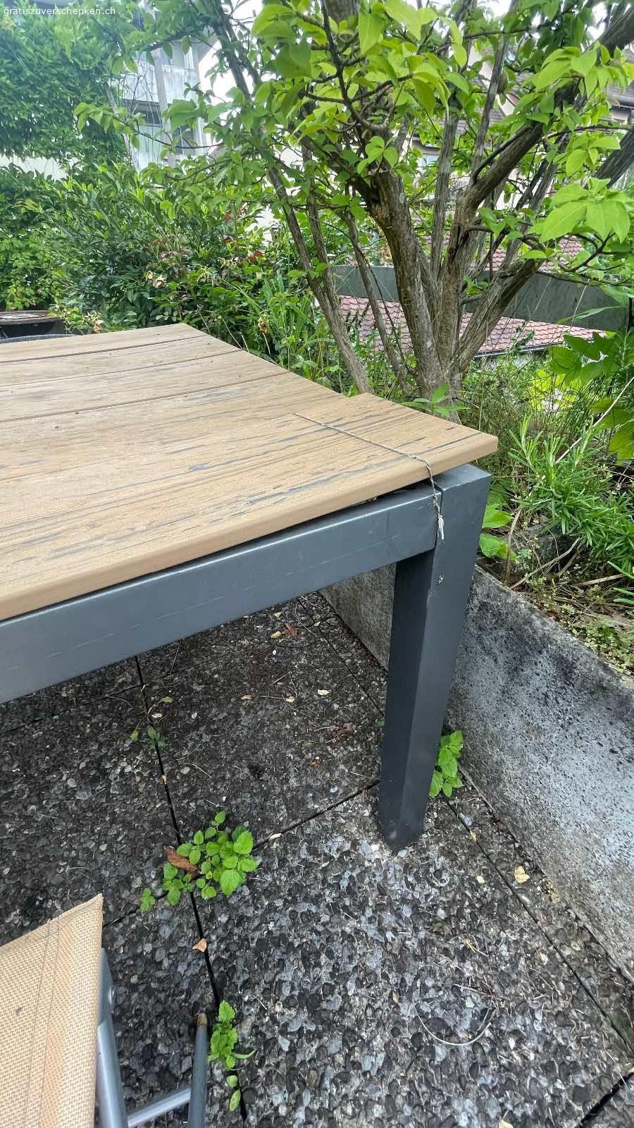 Gartentisch. grosser Gartentisch zu verschenken, da wir umziehen und keinen Platz mehr dafür haben. Ein Brett der Tischplatte löst sich und wurde vorübergehend mit Schnur wieder fixiert. Das könnte sicherlich noch besser gelöst werden.