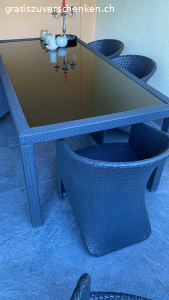 Gartentisch. Rattantisch mit 6 Stühlen zum verschenken, 
200cm  100cm 
Glas Tisch gebraucht aber sehr gut Zustand