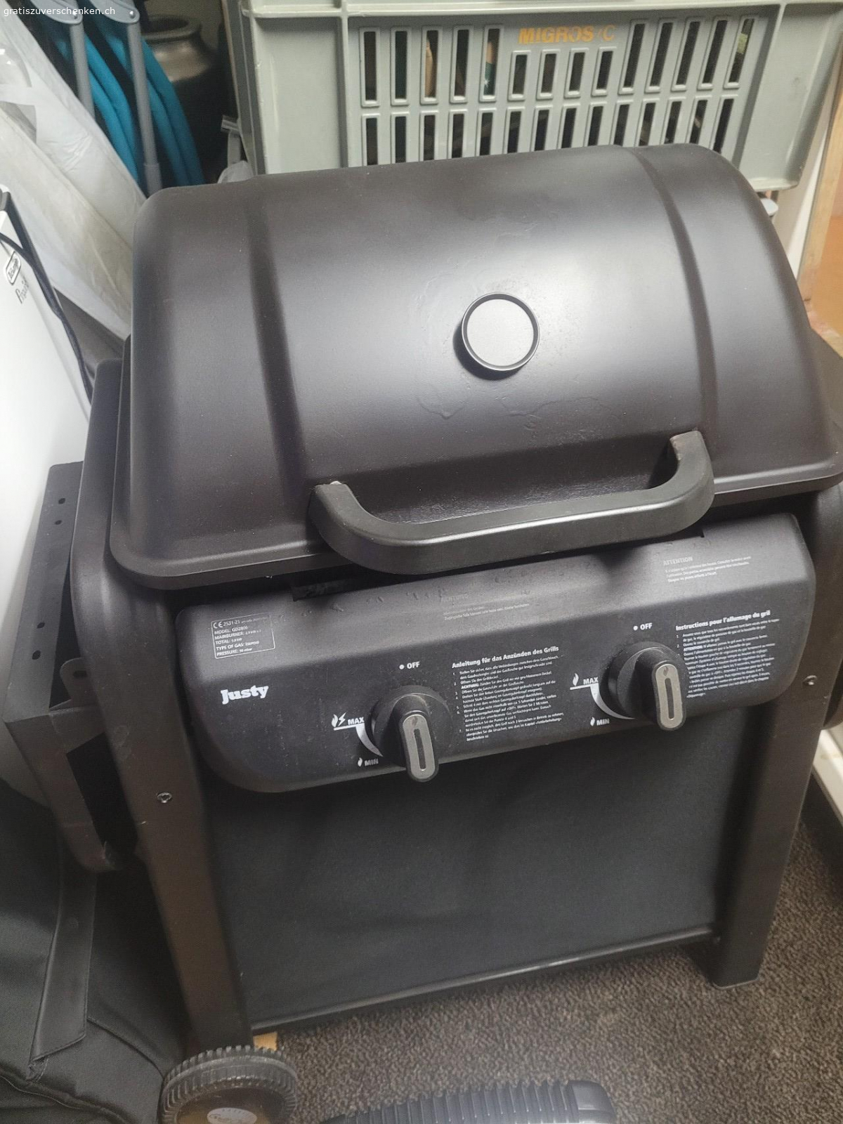 GasGrill. Kleiner noch funktionierender Gasgrill zu verschenken.Wurde mit Hitzebeständigen Lack neu zum Leben erweckt. Weist etwas Flugrost, ansonsten noch gut im Schuss.