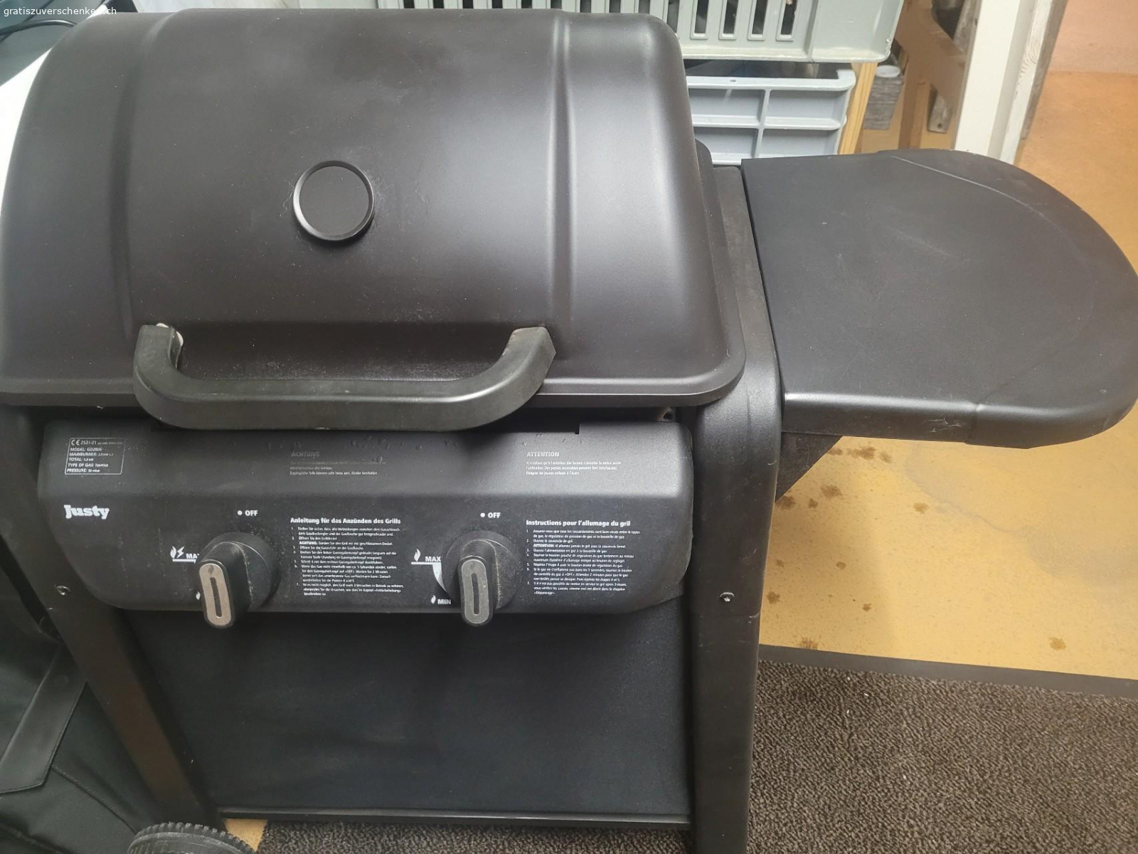 GasGrill. Kleiner noch funktionierender Gasgrill zu verschenken.Wurde mit Hitzebeständigen Lack neu zum Leben erweckt. Weist etwas Flugrost, ansonsten noch gut im Schuss.